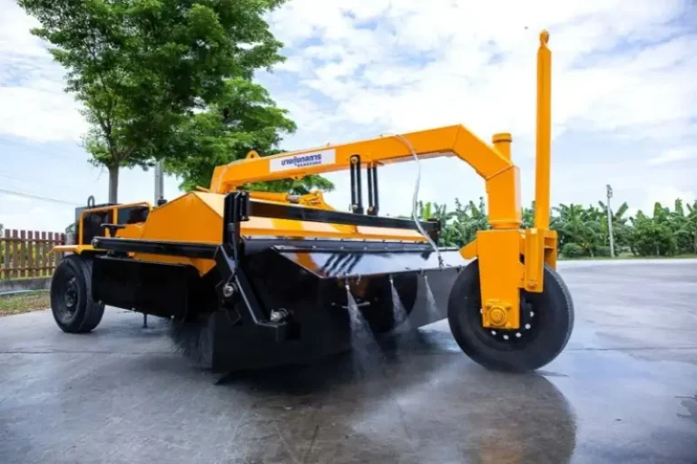 รถกวาดถนนพร้อมถังเก็บฝุ่น ดีอย่างไร เหมาะกับงานคลีนประเภทใด